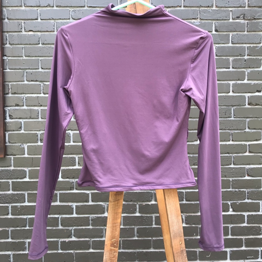 Cute side ruched dusty purple top!